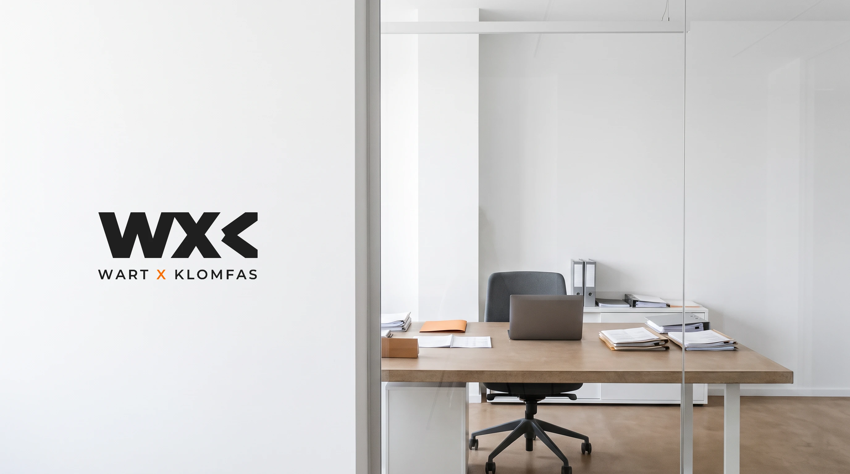 WXK.TAX — Schriftzug an der Wand